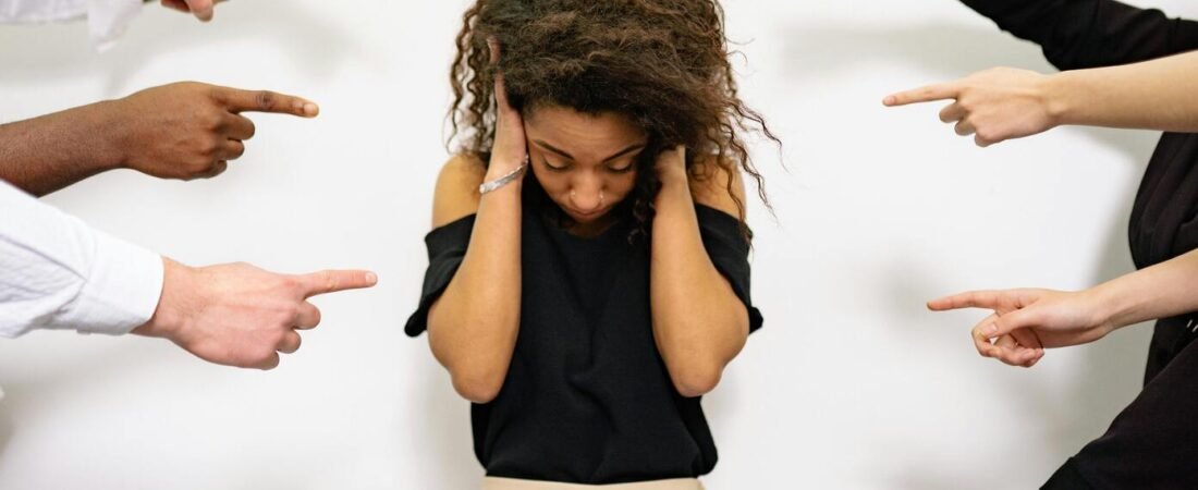 LA CONFRONTACIÓN EN PSICOTERAPIA: ¿HERRAMIENTA TERAPÉUTICA O REFLEJO DEL EGO DEL/A PSICOLOGO/A?